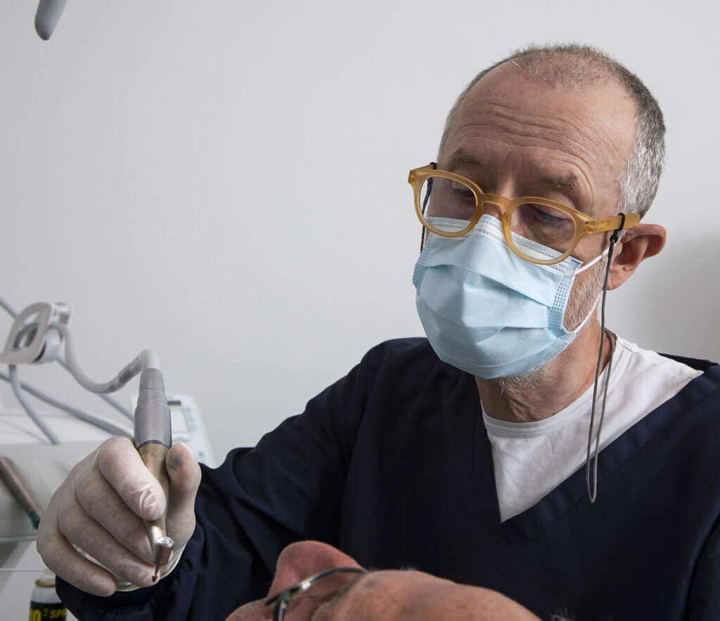 Il Dr. Paolo Ferrari, dentista supervisore dello Studio Ferman a Piombino durante un trattamento