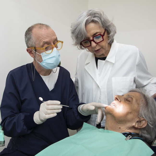 I titolari dello Studio Ferman, il Dott. Paolo Ferrari e la Dott.ssa Raffaella Manetti, collaborano durante la prima visita di un paziente a Piombino