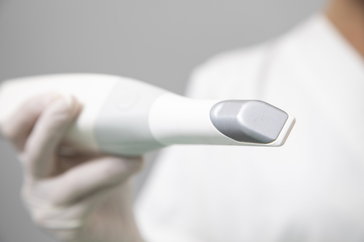 Primo piano dello scanner intraorale per l'impronta dentale digitale utilizzato nello Studio Ferman