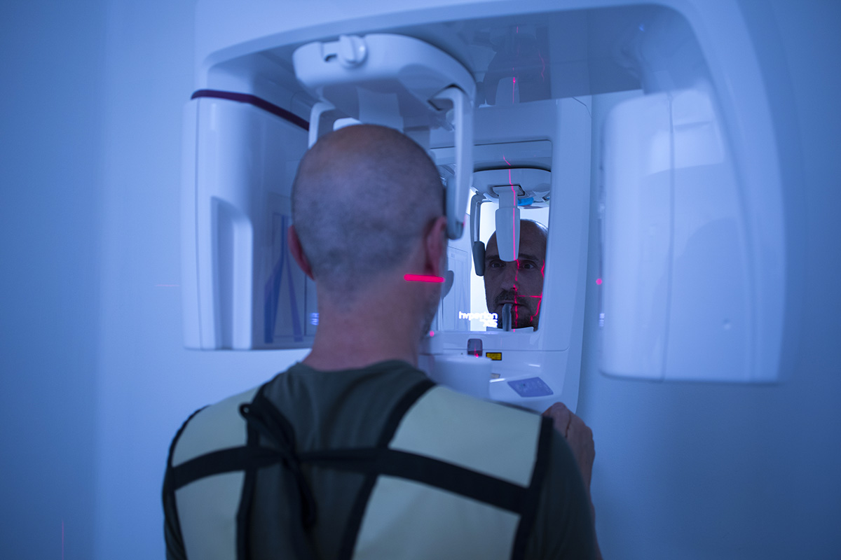 Paziente esegue un esame con la TAC Cone Beam 3D nello Studio Ferman Odontoiatria