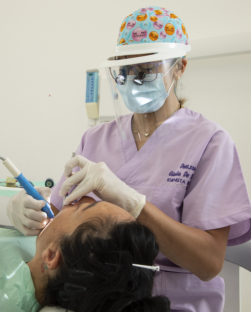 Dentista dello Studio Ferman esegue un trattamento di precisione per la parodontite, utilizzando strumenti avanzati