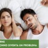 Donna a letto che si copre le orecchie, disturbata dal partner che russa a causa delle apnee notturne, uno dei principali disturbi del sonno.