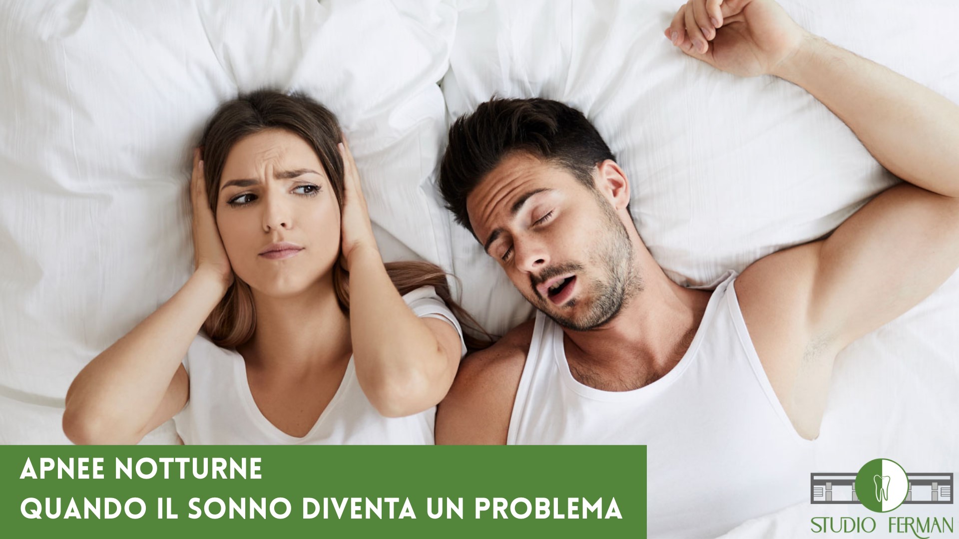 Donna a letto che si copre le orecchie, disturbata dal partner che russa a causa delle apnee notturne, uno dei principali disturbi del sonno.