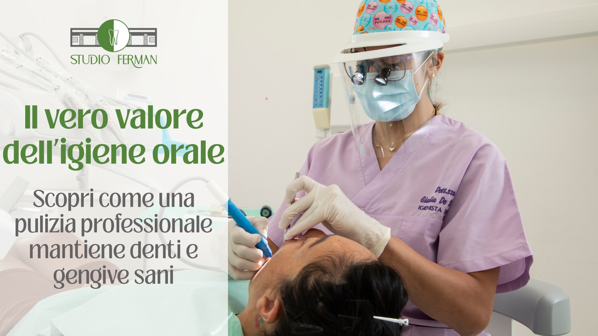 Igienista dentale dello Studio Ferman esegue una pulizia professionale (igiene orale) su una paziente a Piombino.