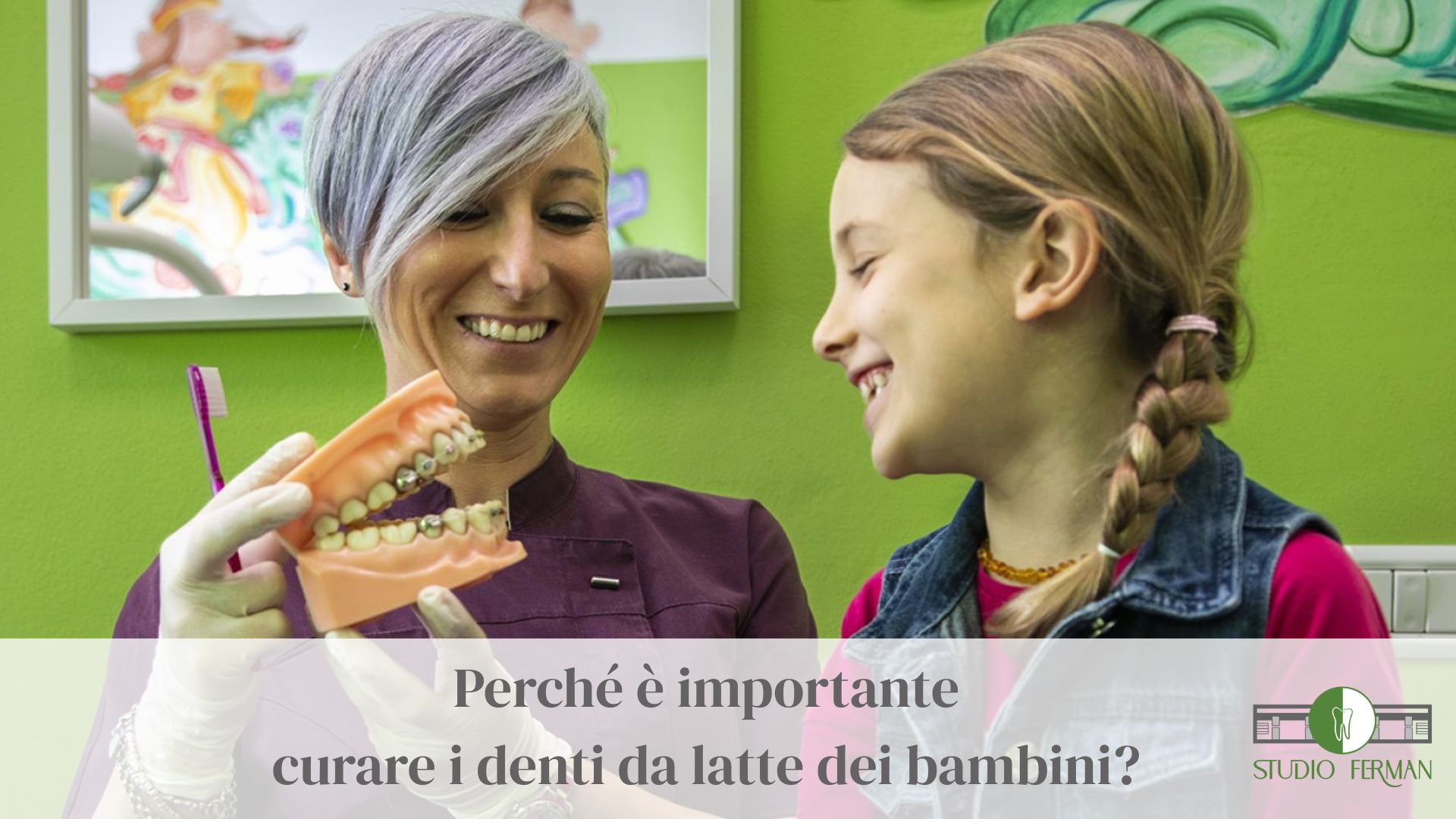 Dentista dello Studio Ferman a Piombino mostra un modello dentale a una bambina durante una visita di prevenzione pediatrica.