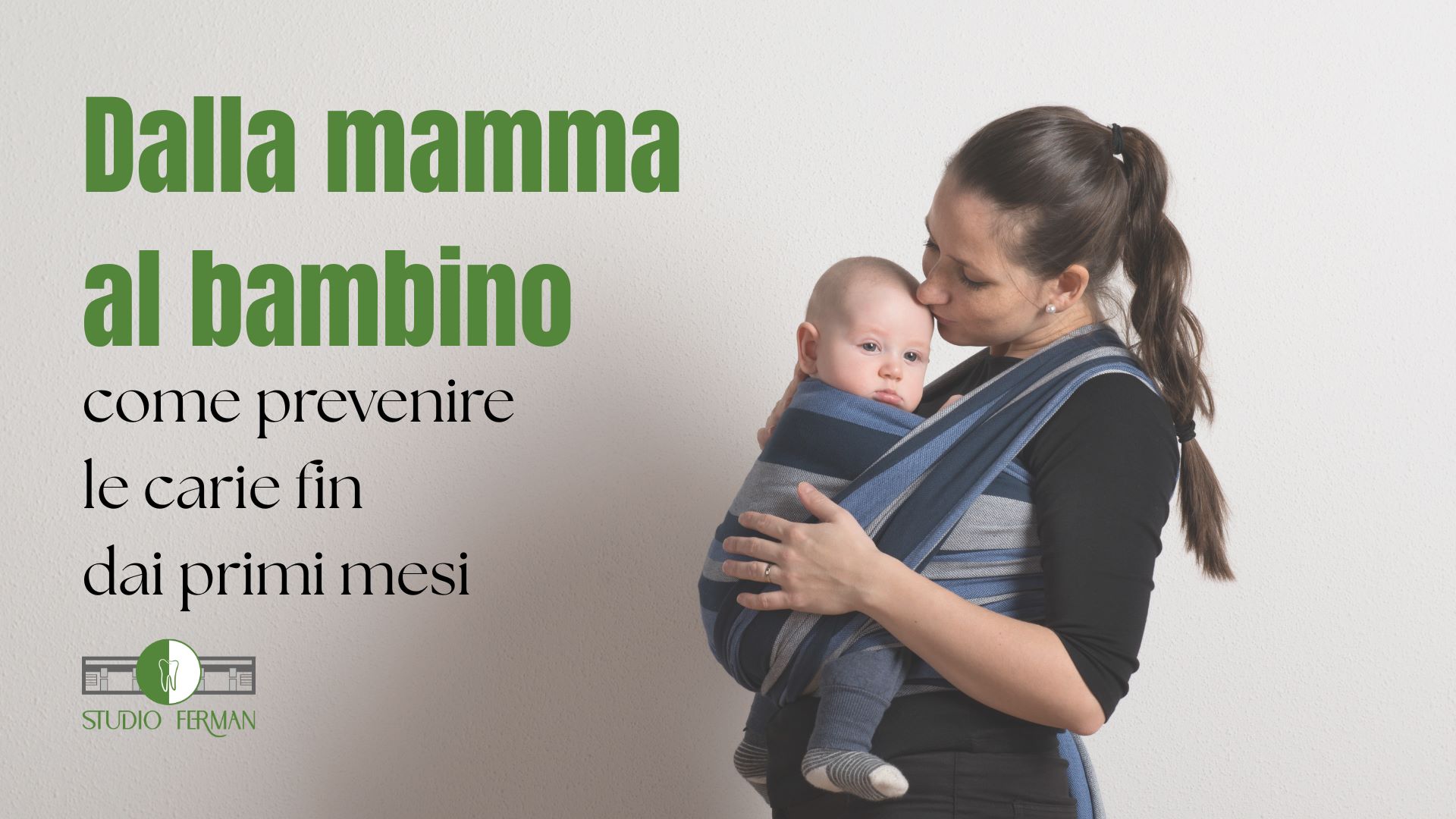 Una mamma si prende cura dell'igiene orale del suo bambino presso lo Studio Ferman a Piombino per prevenire la carie neonatale.